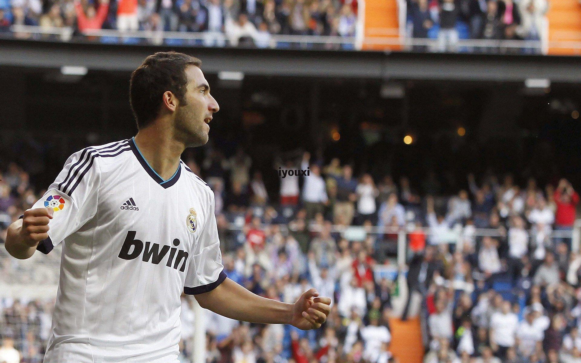 拜仁官方确认替补门将佩雷茨右膝韧带受伤 预计缺席数周 诺伊尔复出或缓解门将危机